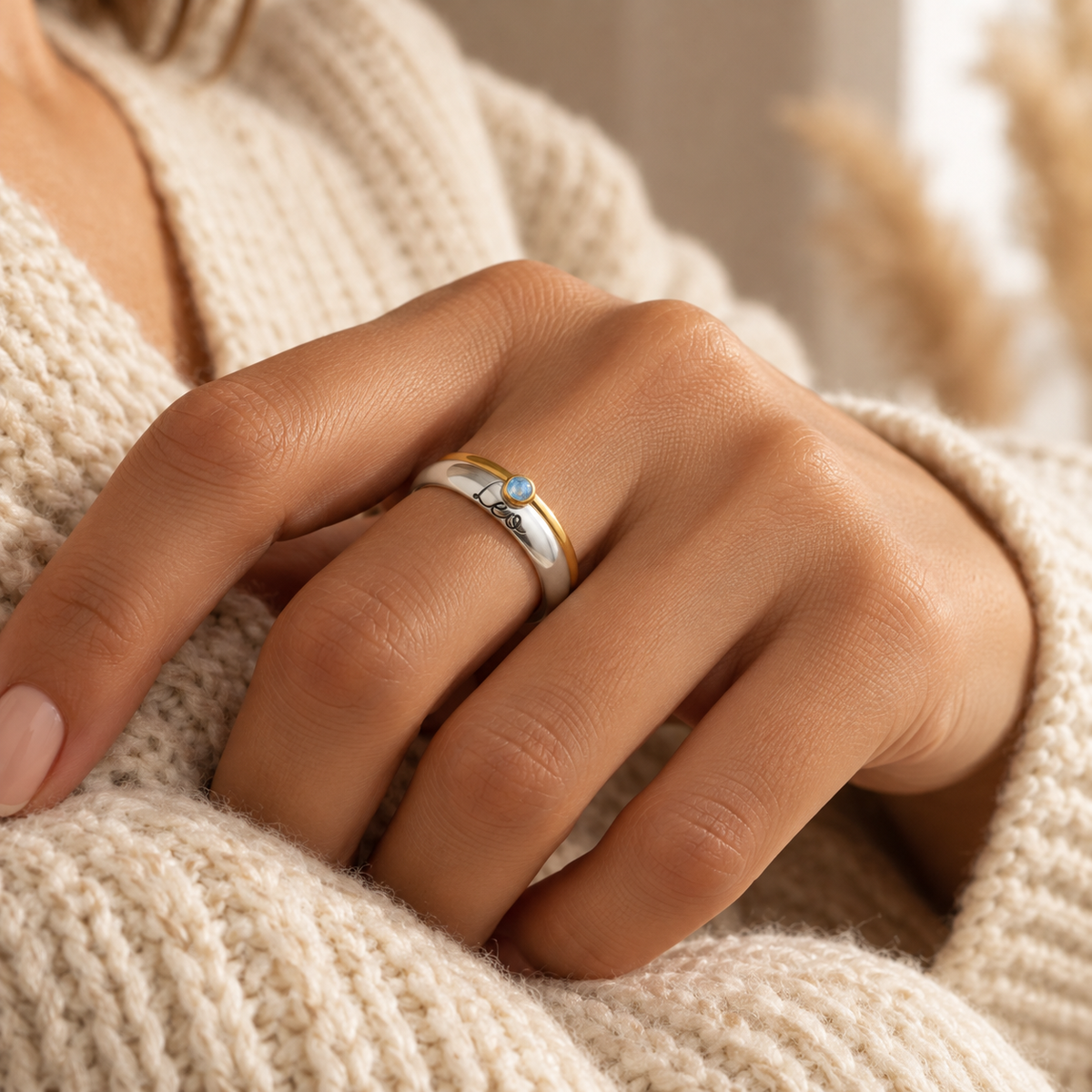 Gepersonaliseerde Gegraveerde Ring met Geboortesteen – BIYO draagimpressie van de afgebeelde uitvoering
