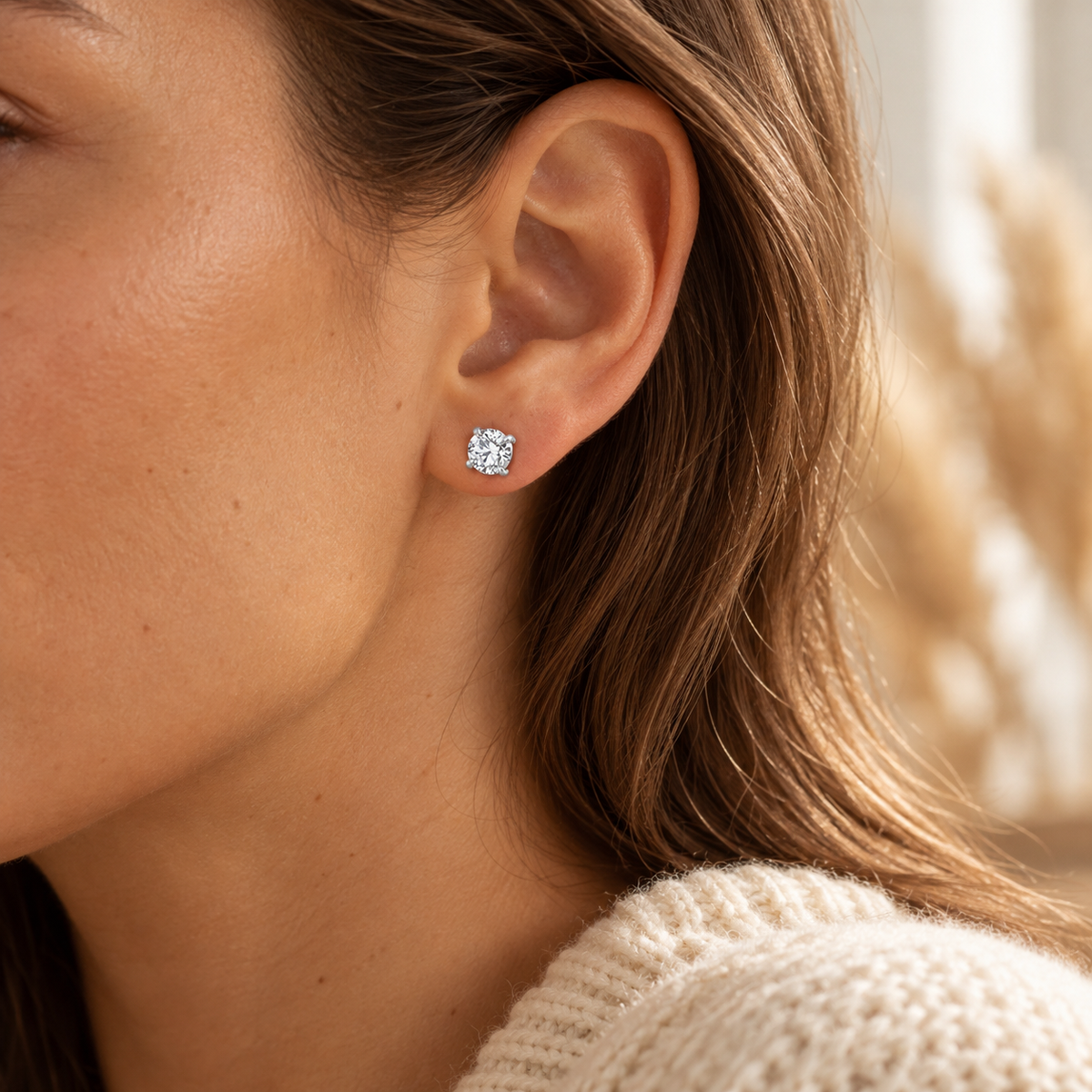 Pendientes de circonitas en color plata – foto puesta BIYO de la versión mostrada