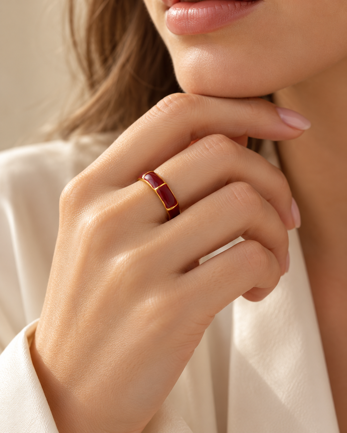 Emaille Ring Bordeaux – Smalle band – BIYO draagimpressie