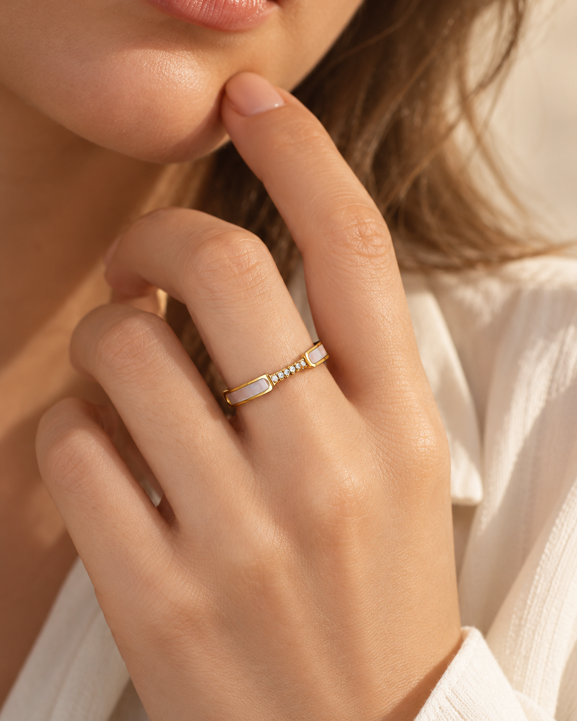 Parelmoer Ring met Zirkonia – Goud / 5 – BIYO draagimpressie