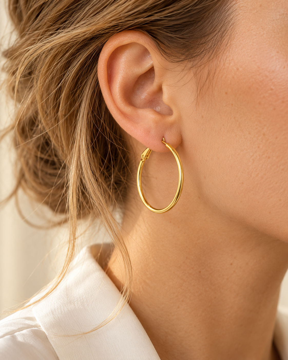 Grote Ronde Hoops – Goud / 3 cm – BIYO draagimpressie