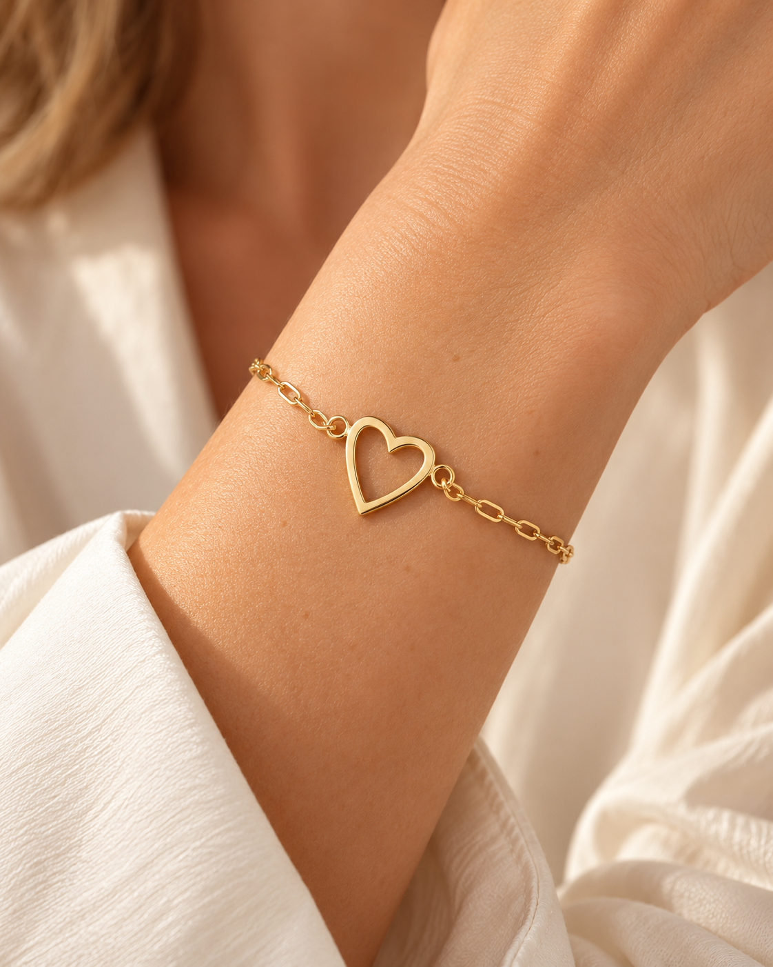 Hart Armband – Open hart / Goud – BIYO draagimpressie