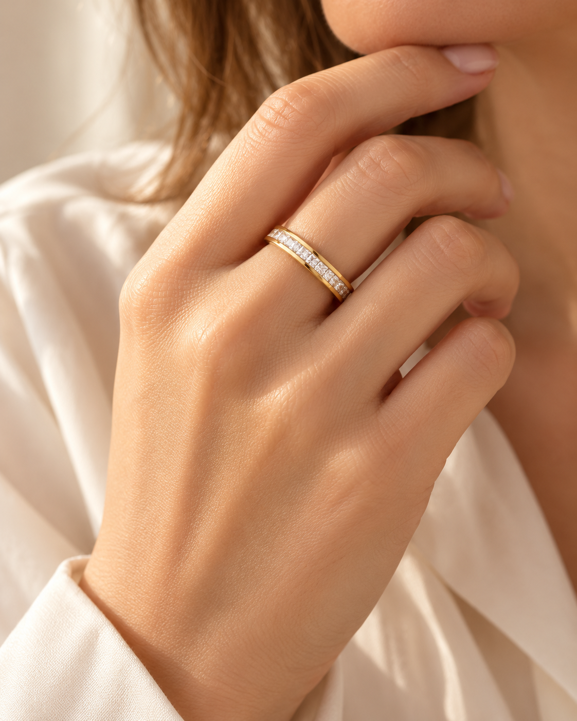 Bandring met Zirkonia – Eén rij / Goud / 6 – BIYO draagimpressie