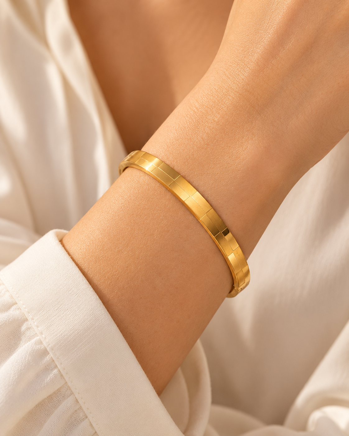 Goudkleurige bangle met patroon – rechthoekig – BIYO draagimpressie