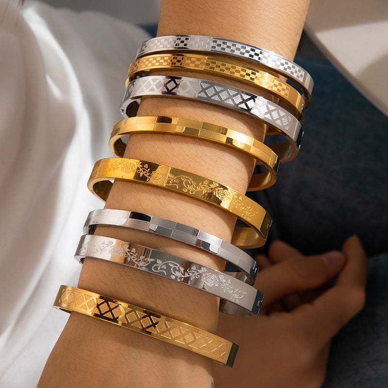 Goudkleurige bangle met patroon