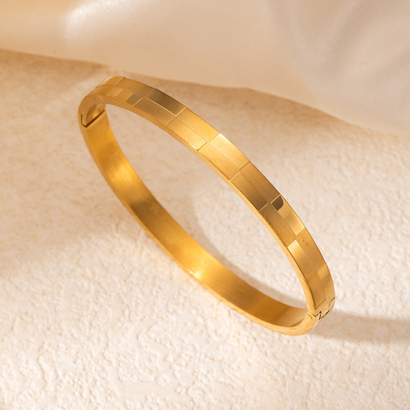 Goudkleurige bangle met patroon – rechthoekig