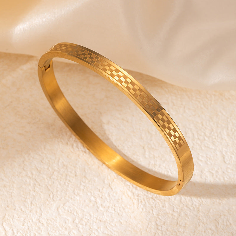 Goudkleurige bangle met patroon – ruit