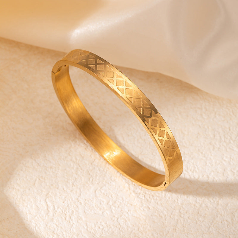 Goudkleurige bangle met patroon – kruispatroon