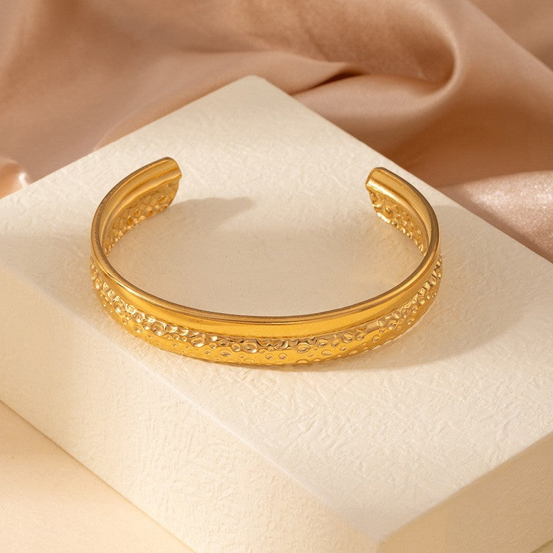 Goudkleurige bangle met patroon – geribbeld