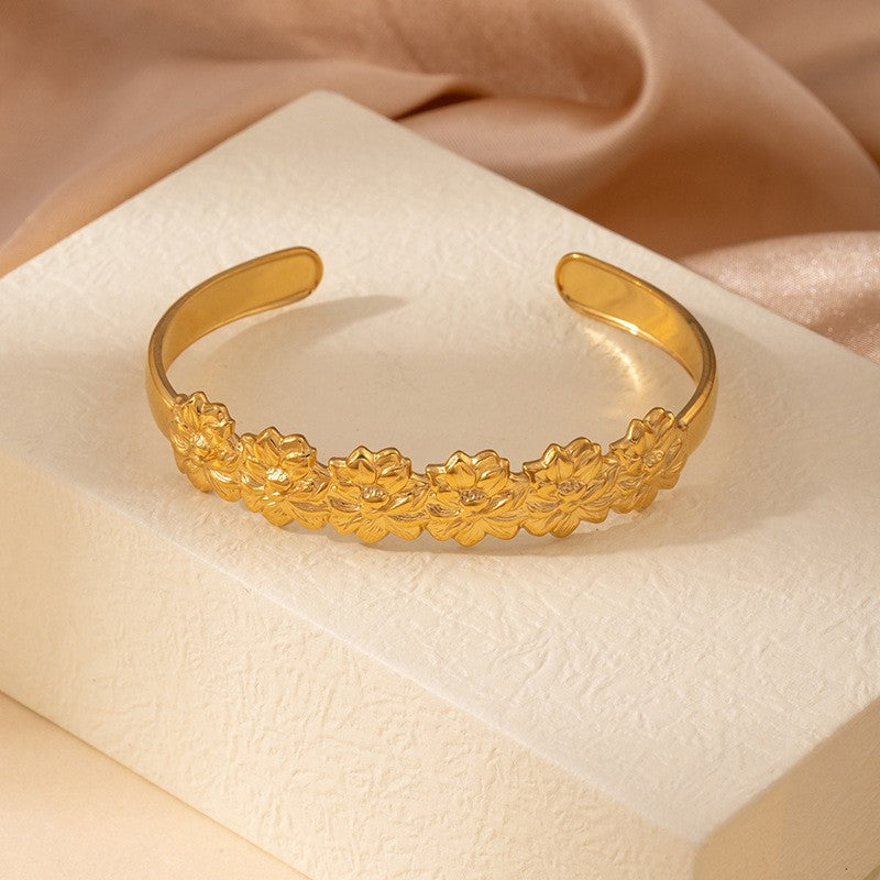 Goudkleurige bangle met patroon – lotus