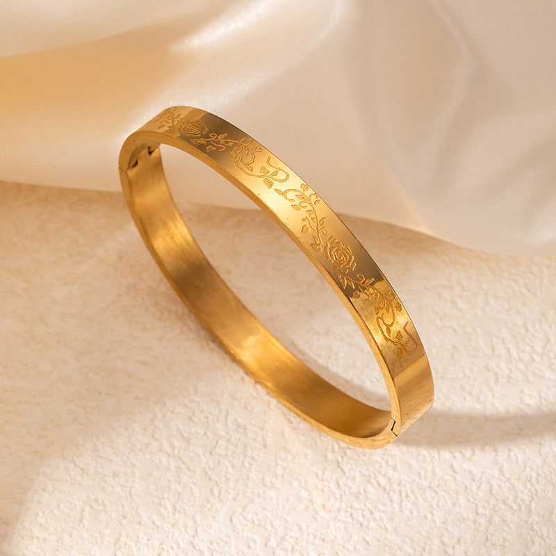 Goudkleurige bangle met patroon – rozenpatroon