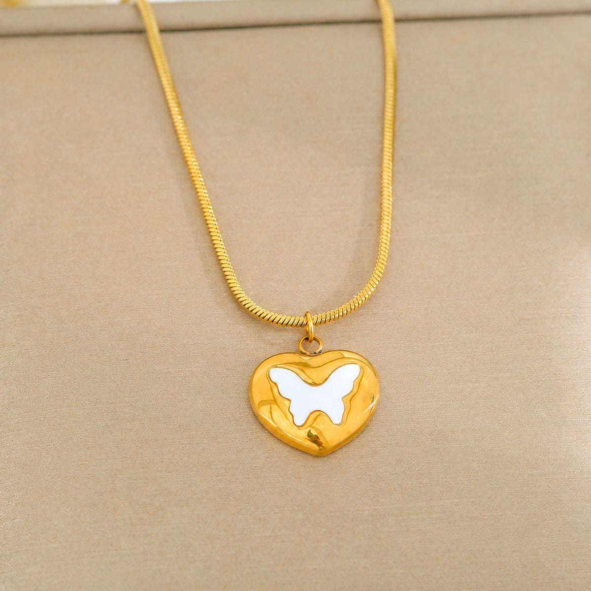 Hanger Ketting met Parel of Hart – Parelmoer vlinder