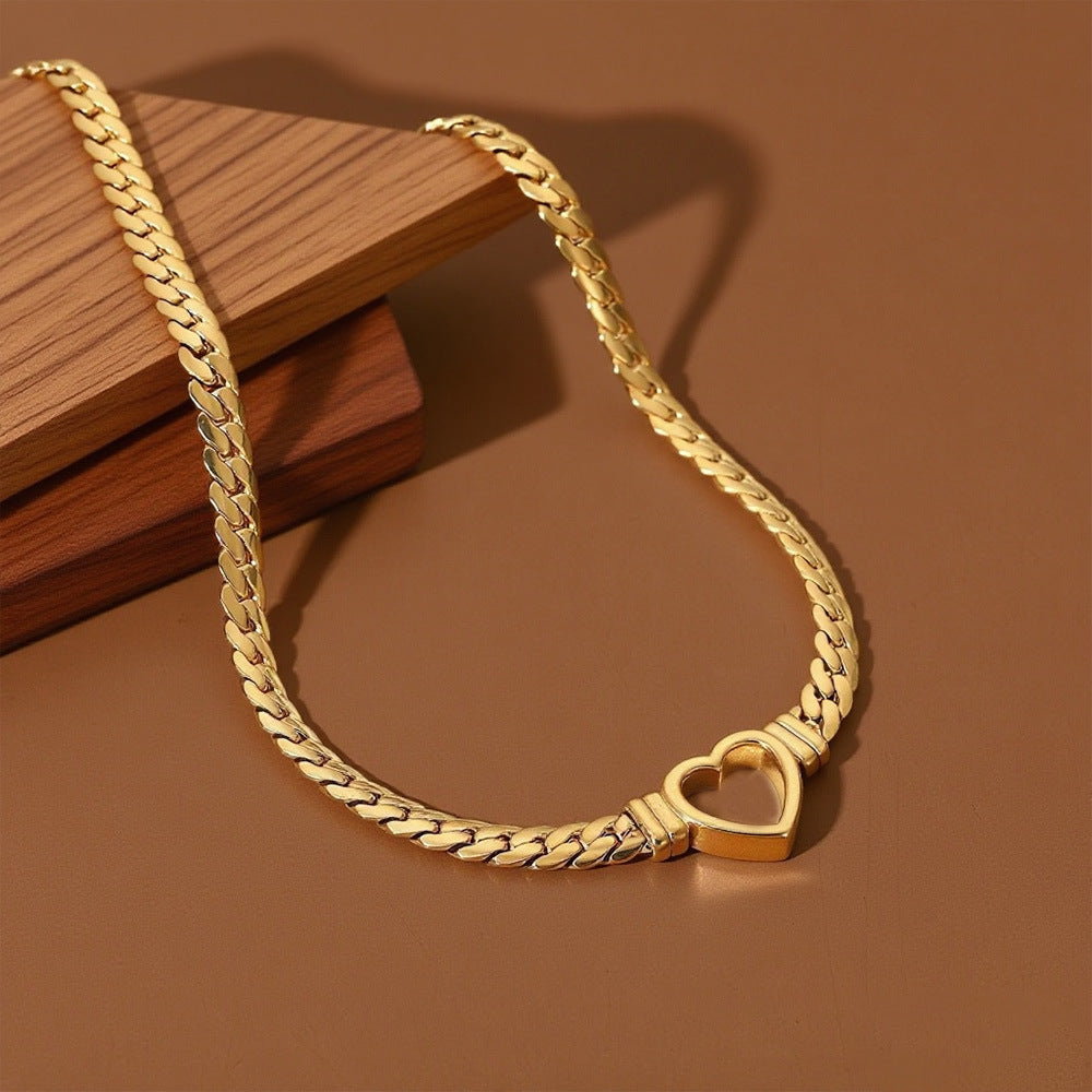 Collar corazón en color oro – corazón abierto