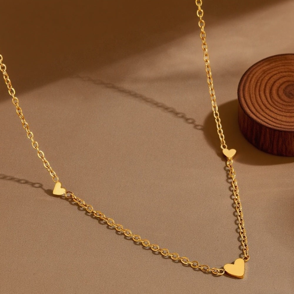 Collar corazón en color oro – tres corazones
