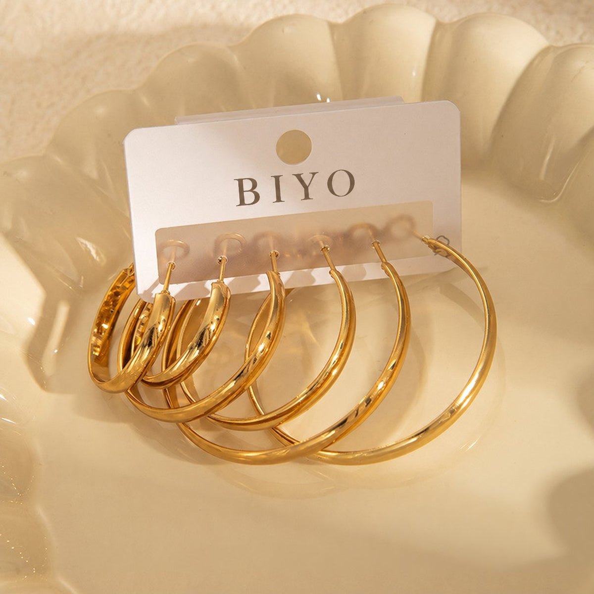 Set de tres pares de pendientes en color oro – geométrico – tarjeta BIYO