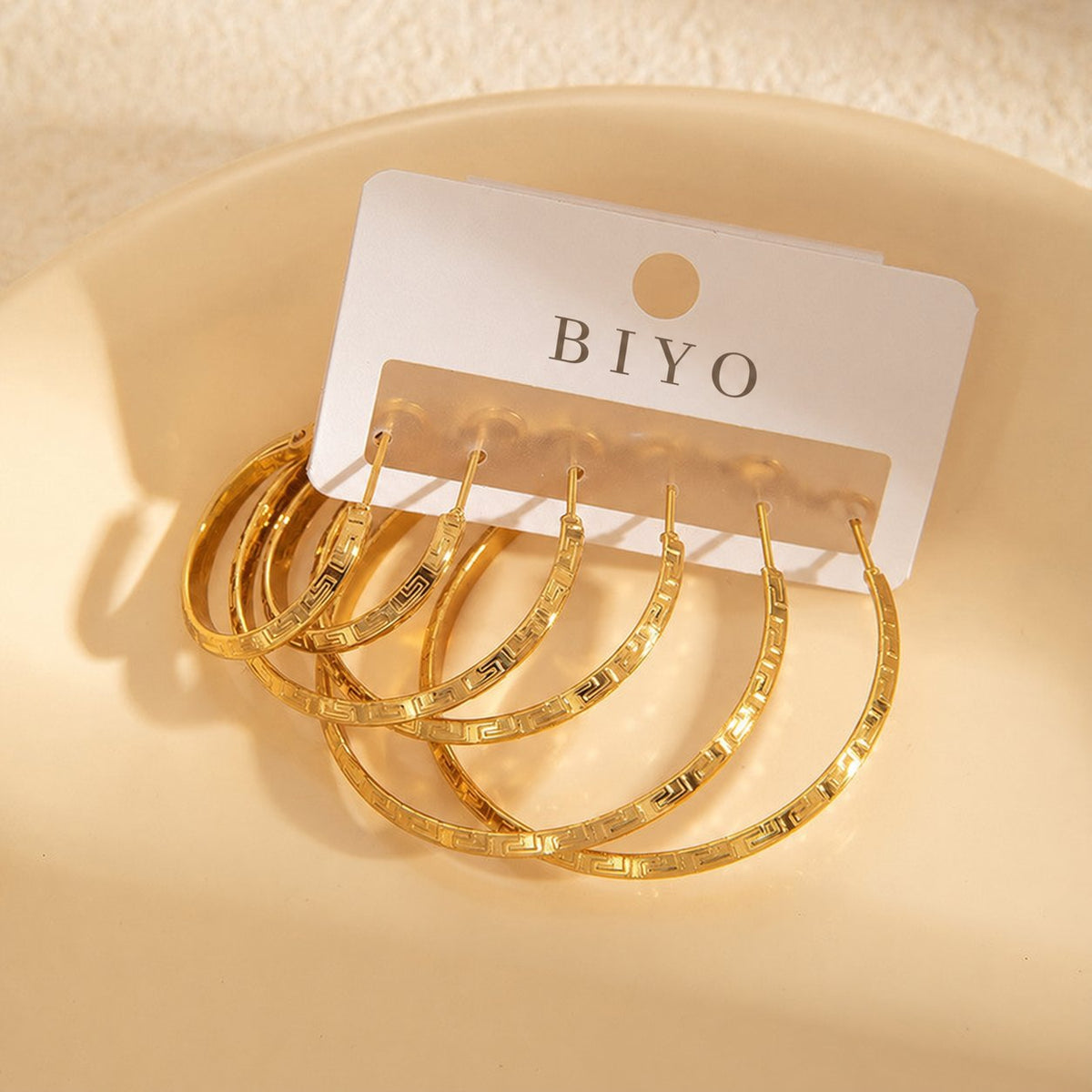 Set de tres pares de pendientes en color oro – texturizado – tarjeta BIYO