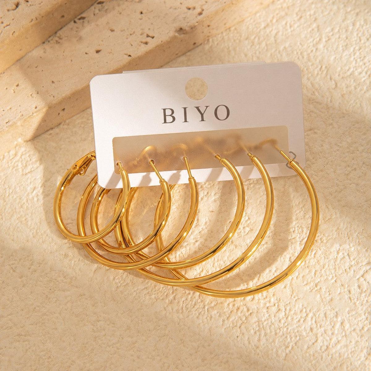 Set de tres pares de pendientes en color oro – aros lisos pequeños – tarjeta BIYO