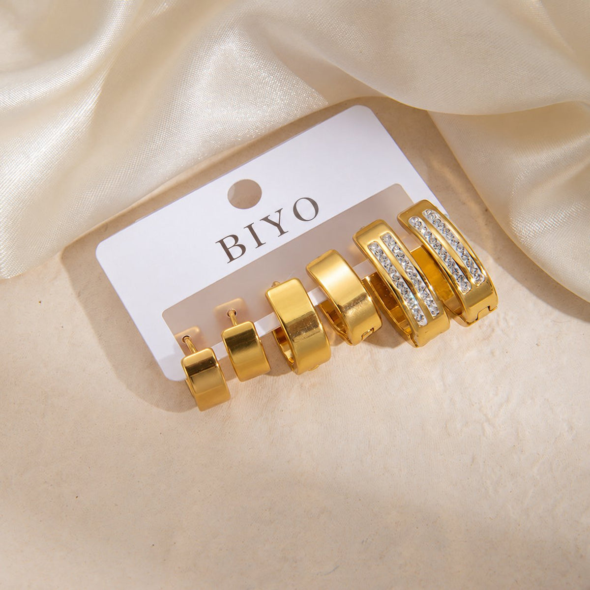 Set de tres pares de pendientes en color oro – tarjeta BIYO
