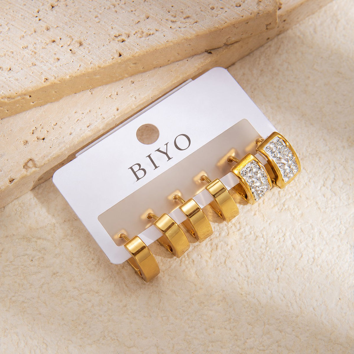 Set de tres pares de pendientes en color oro – aros con circonitas – tarjeta BIYO