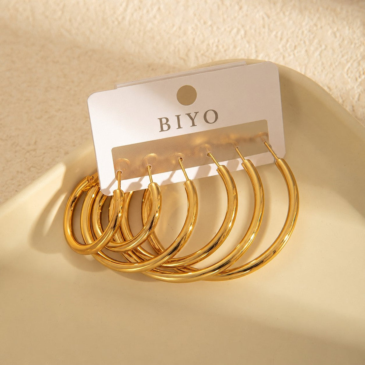 Set de tres pares de pendientes en color oro – aros lisos grandes – tarjeta BIYO