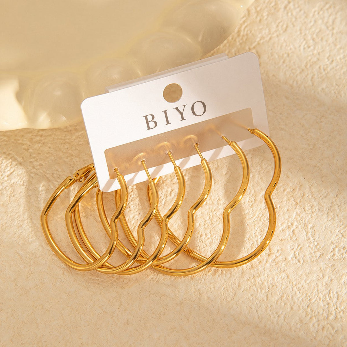 Set de tres pares de pendientes en color oro – corazones – tarjeta BIYO