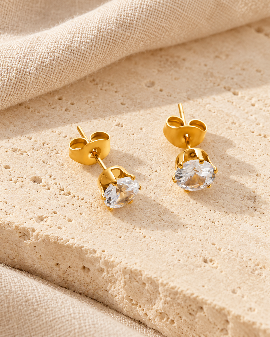 BIYO Solitaire Oorknopjes – Model 1 / Goud – productrender