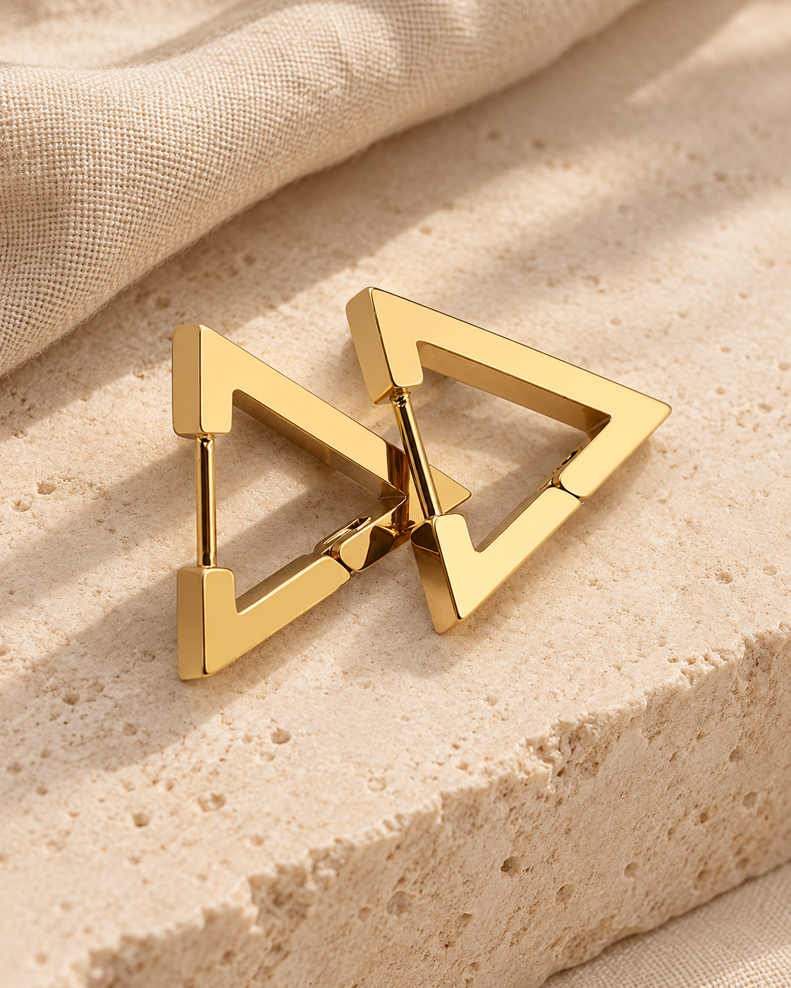 Aros geométricos – triángulo, color oro